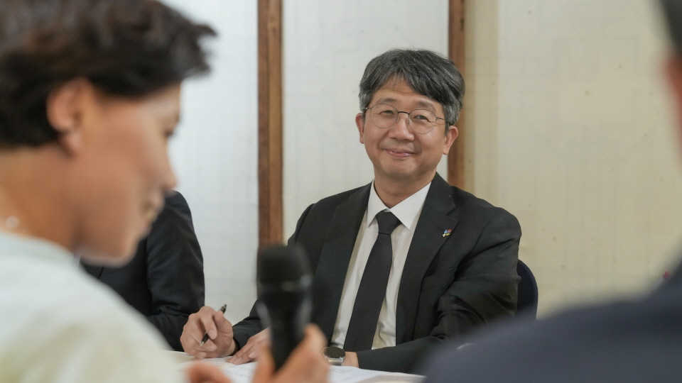 참석한 전문가들의 의견을 경청하고 있는 질병관리청 임승관 청장
